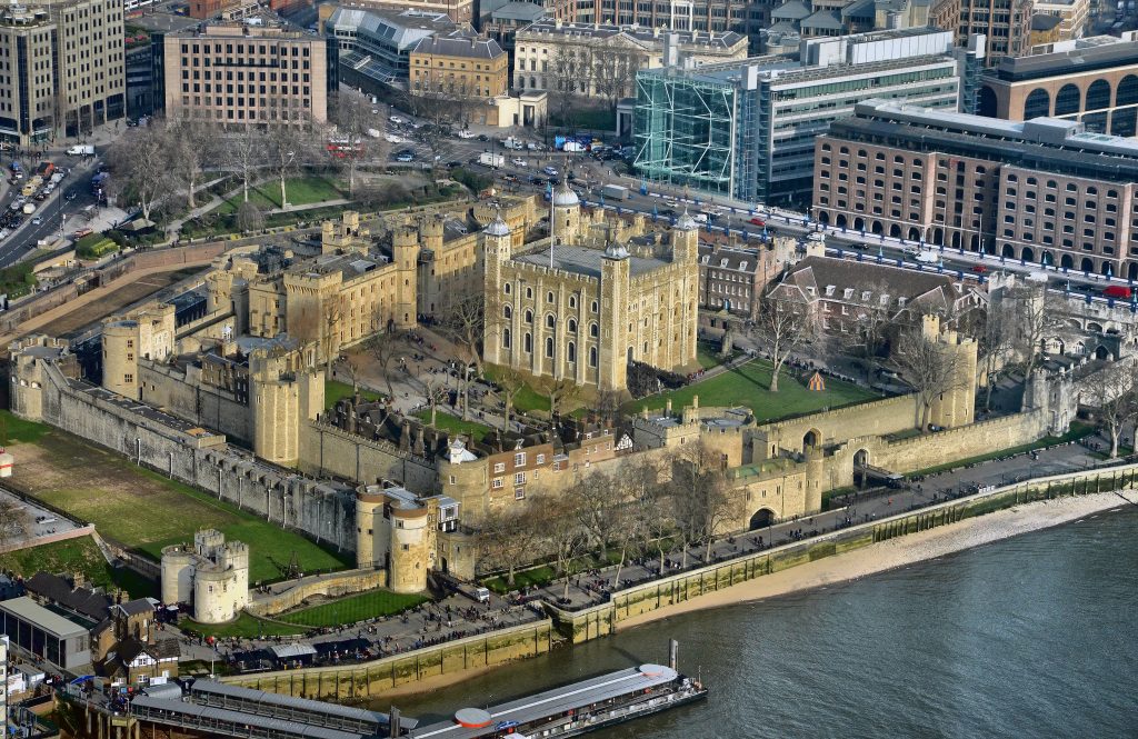 Tower_of_London_from_the_Shard_(8515883950)